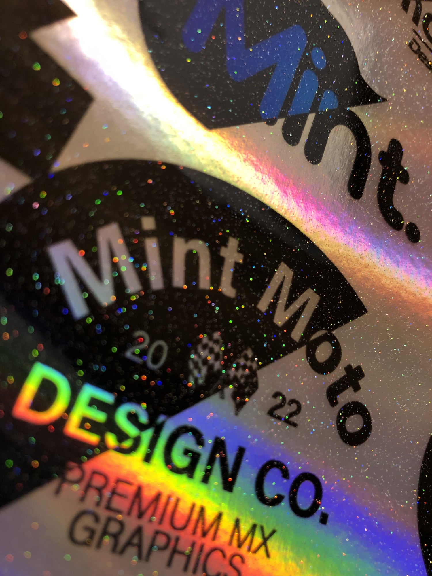Bild von unseren Stickern auf Holographic Chrome Dekorfolie und unserem Glitter Finish