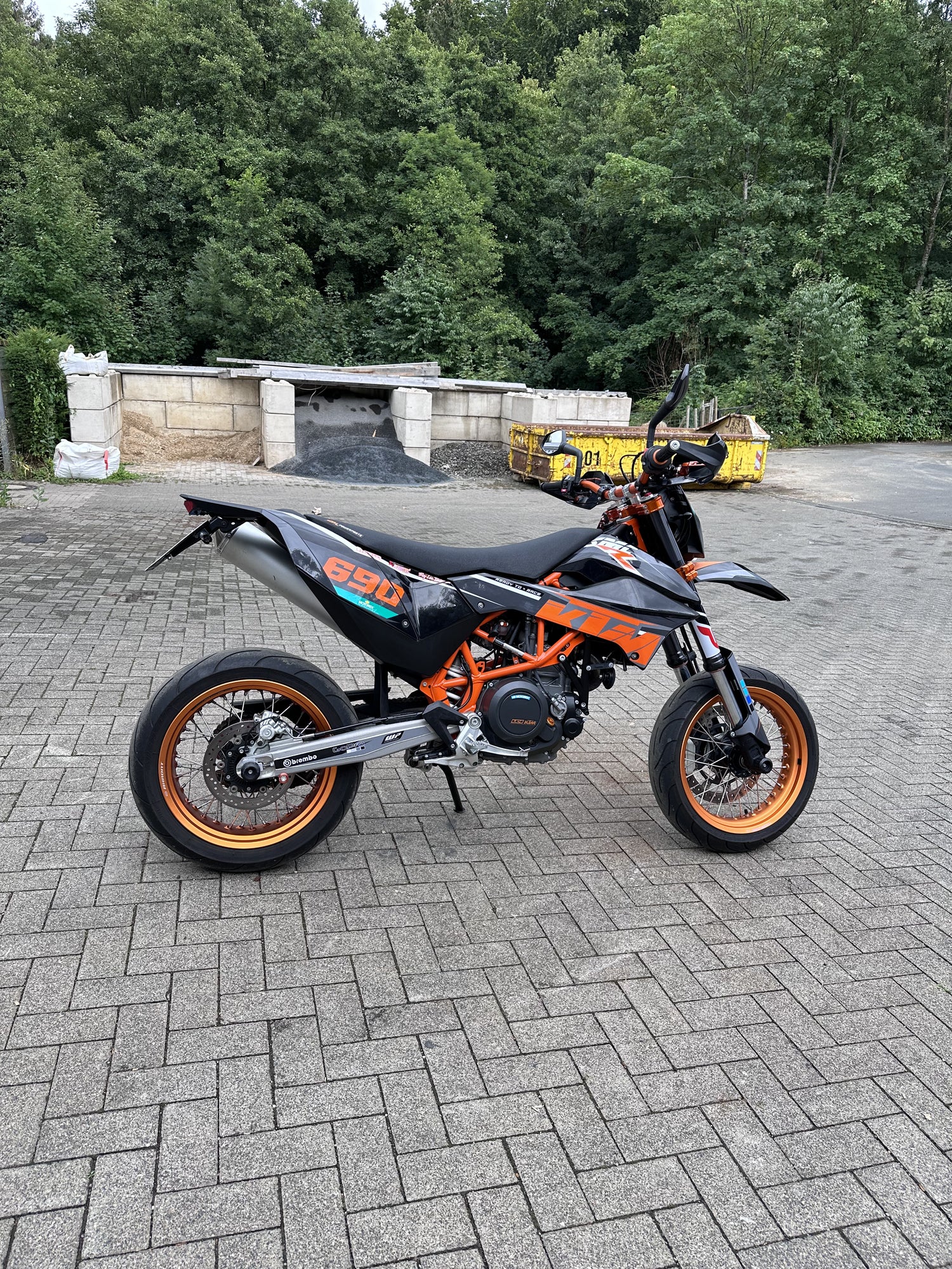 Bild von einem Full Custom Dekor auf einer KTM 690 SMCR mit Glossy Finish