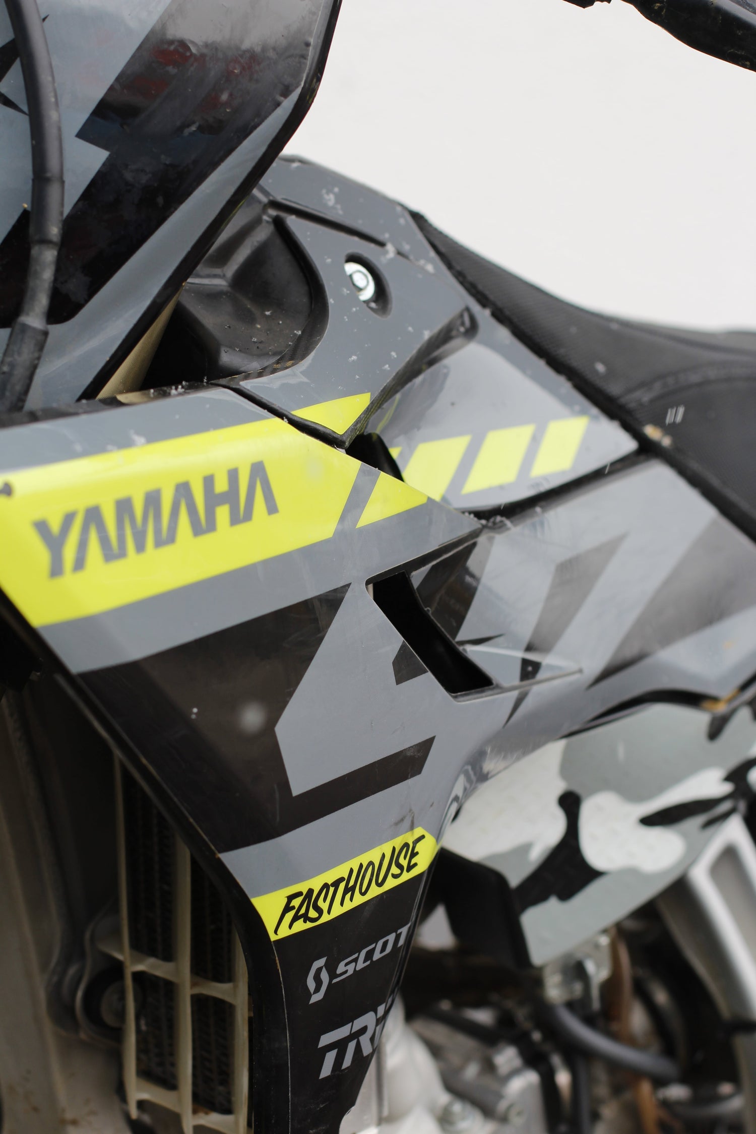 Detailshot von einem Full Custom Dekor auf einer Yamaha YZ 125 mit Neon und einem Glossy Finish